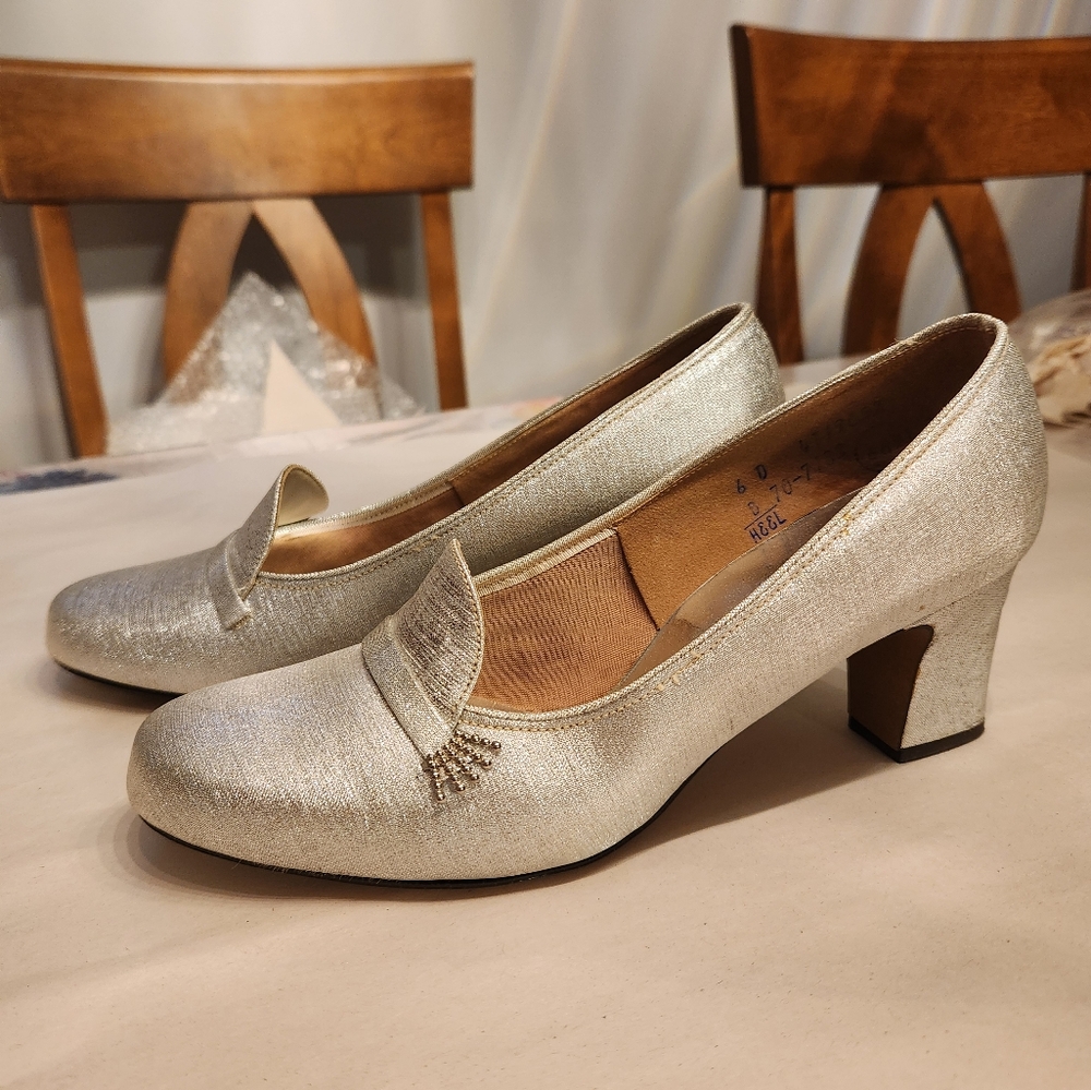 Vintage Silver American Girl Pumps - Size 6, 2.5" Heel